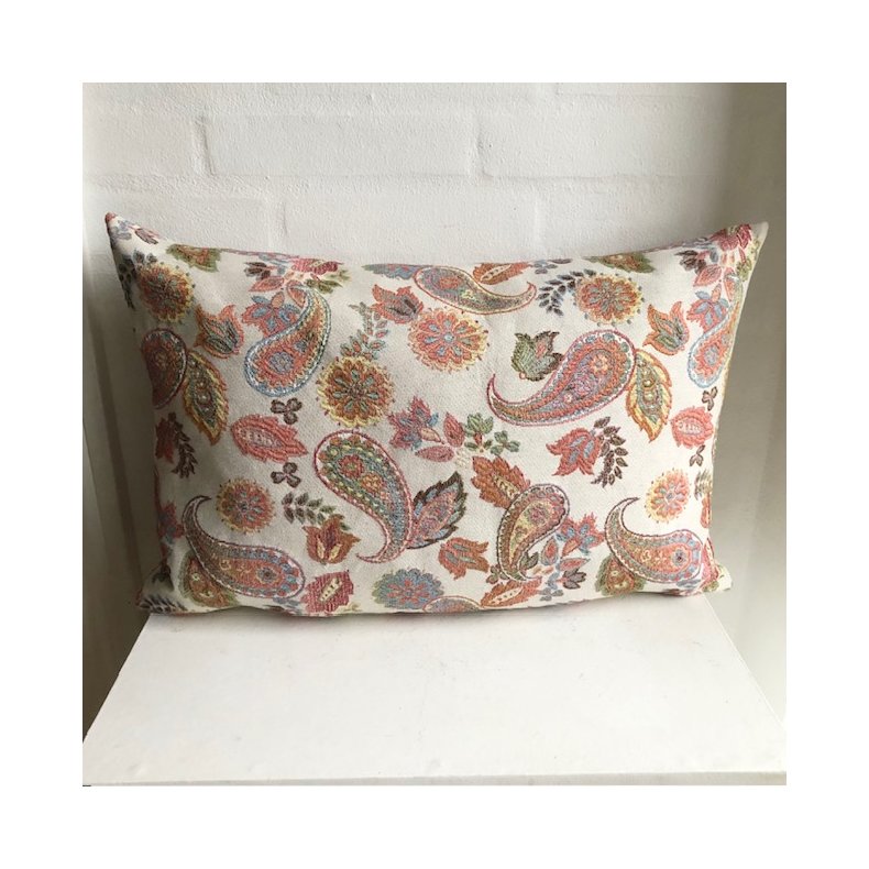 Pude , designpude , sofapude  i lys gobelin med paisley mnster i pastelfarver.