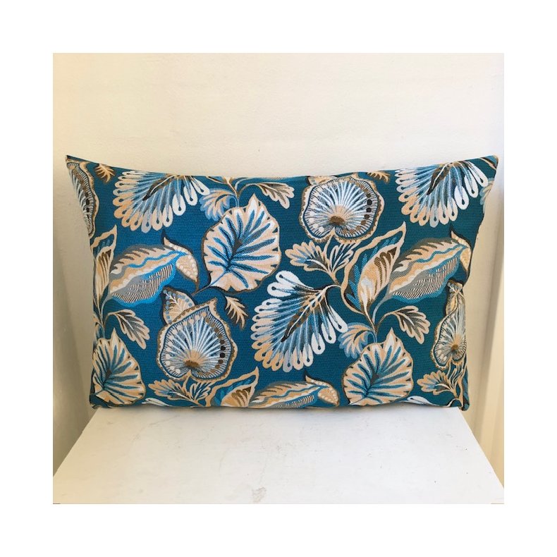 Pude , designerpude i Azur bl gobelin med motiver af blade i lyse og beige farver.