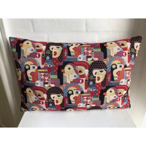 Pude i gobelin i Picasso stil i mange farver.