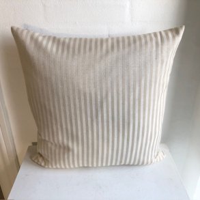 Pude , sofapude , pyntepude , designpude i et lyst beige stof med striber.