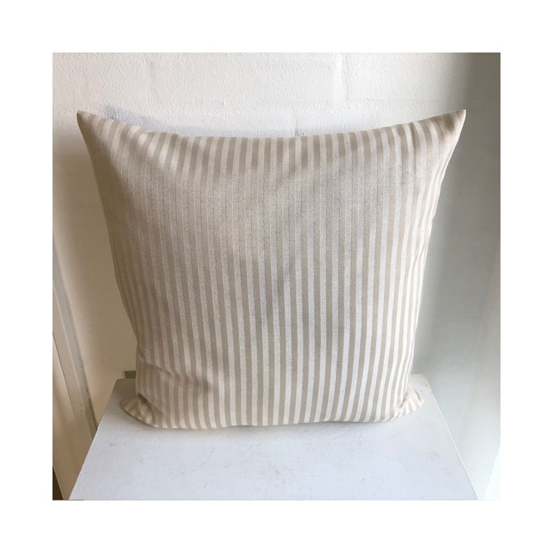 Pude , sofapude , pyntepude , designpude i et lyst beige stof med striber.