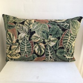 Pude , designpude i gobelin med en sort bund og motiver af grnne blade.