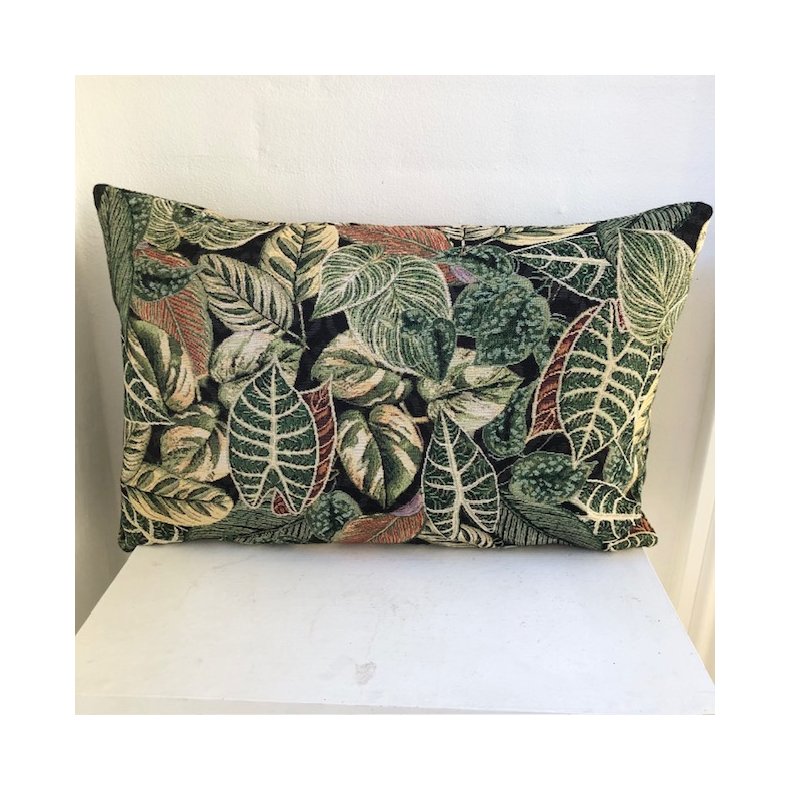 Pude , designpude i gobelin med en sort bund og motiver af grnne blade.