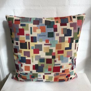 Pude i lys gobelin med farvestrlende firkanter. 40x40cm