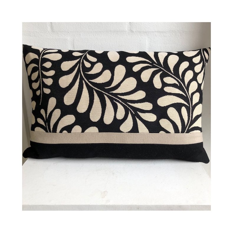 Pude i gobelin med sort bund og lyse blade kombineret med uld.