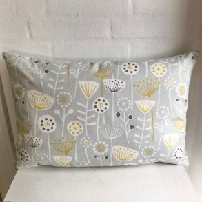 Pude , sofapude , design pude i lys gr� bomuld med blomster.