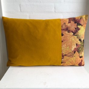 Pude i karrygul uld kombineret med gobelin i siden i gyldne farver med motiver af blade.