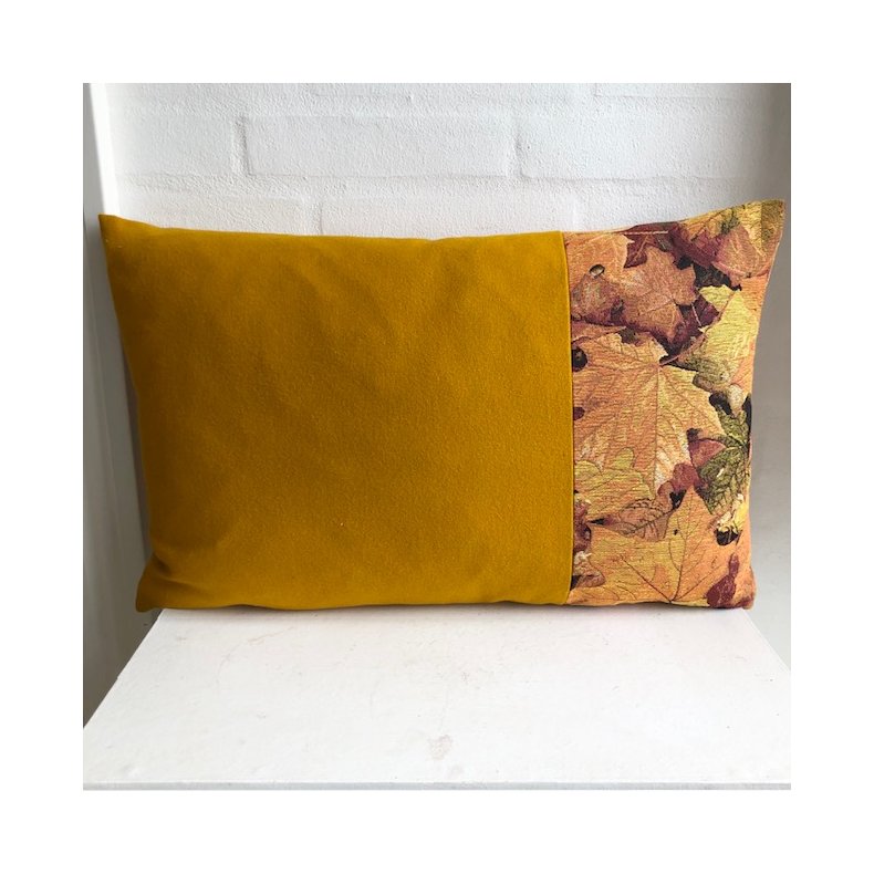 Pude i karrygul uld kombineret med gobelin i siden i gyldne farver med motiver af blade.