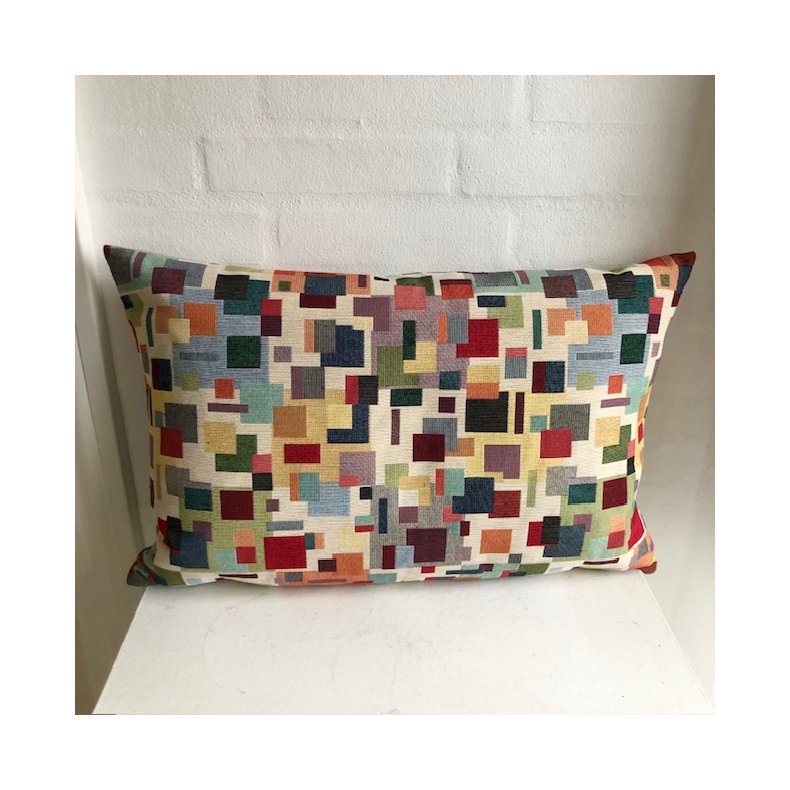 Pude i gobelin med en lys bund og motiver i mange farver.
