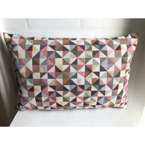 Pude i mange sarte pastel farver med trekanter i firkanter.