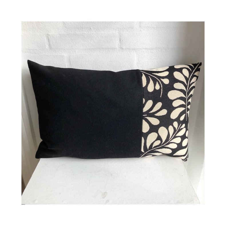 Pude i sort uld med sort gobelin med lyse drbeformede offwhite blade i de ene side.