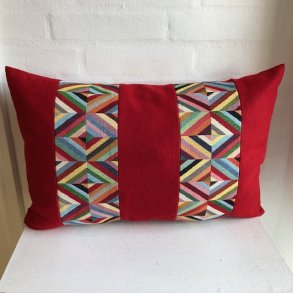 Pude sofapude designpude i farvestr�lende gobelin kombineret med r�d uld.