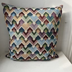 Pude , sofapude , designerpude i gobelin med lys bund og med motiv af v�er.