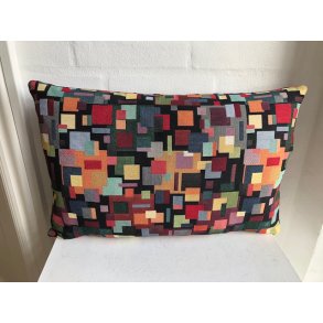 Pude i gobelin med sort bund og forskellige farvestr�lende firkanter.