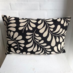 Pude i gobelin med en sort bund med motiver af drbeformede blade.