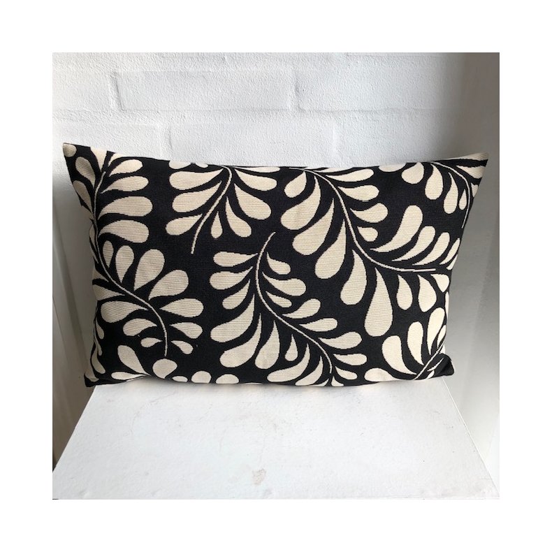Pude i gobelin med en sort bund med motiver af drbeformede blade.