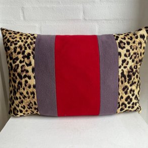 Pude , sofapude i gobelin med leopardmnster i siden og med striber af rdt og lilla uld i midten.