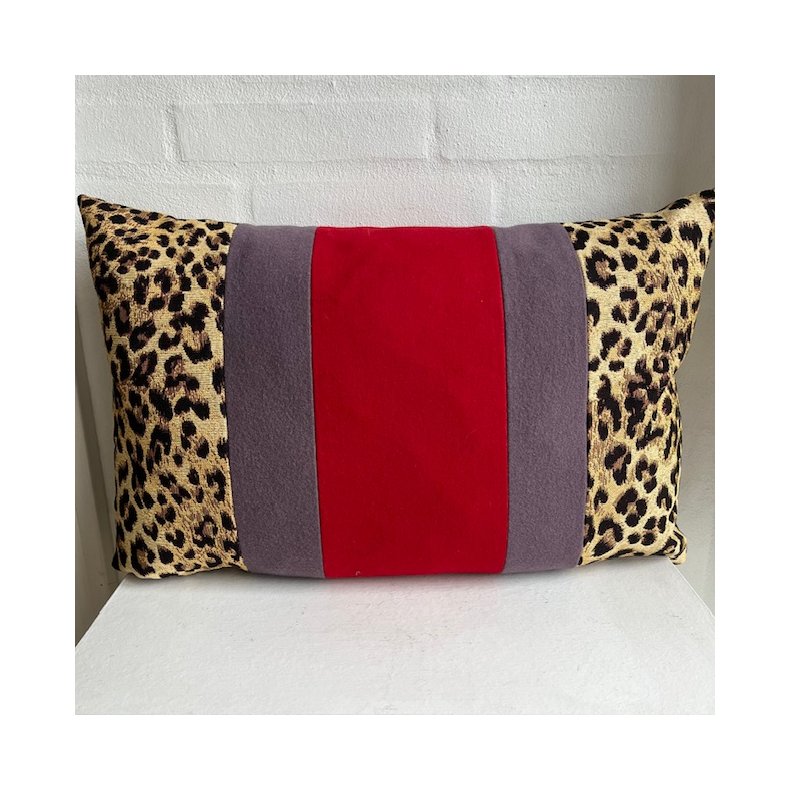 Pude , sofapude i gobelin med leopardmnster i siden og med striber af rdt og lilla uld i midten.