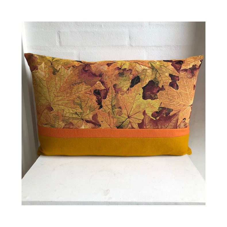 Pude , designpude i uld med gobelin med gyldne blade.