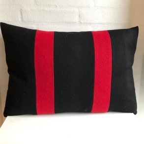 Pude- pyntepude- Design pude i sort uld med to r�de striber.