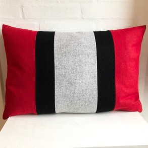 Pude- pyntepude- Design pude i rd, gr og sort uld.