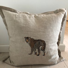 H�rpude med broderet leopard.