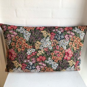 Pude sofapude designpude i stof med farvestr�lende blomster.