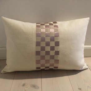 Pude i uld med flettede satinb�nd i midten.