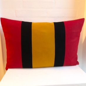 Pude- pyntepude- Design pude i r�d uld i siderne og en gul og sorte striber i midten.
