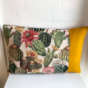 Pude sofapude designpudende i gobelin med kaktusser og gul uld.