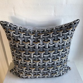 Pude sofapude designpude i m�nstret gobelin p� den ene side og lys gr� uld p� den anden side.