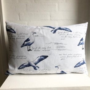 Pude sofapude designpude i lyst gr�t stof med motiver af m�ger.