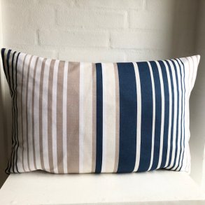 Pude sofapude designpude i hvidt stof med striber i bl� og i forskellige beige nuancer.
