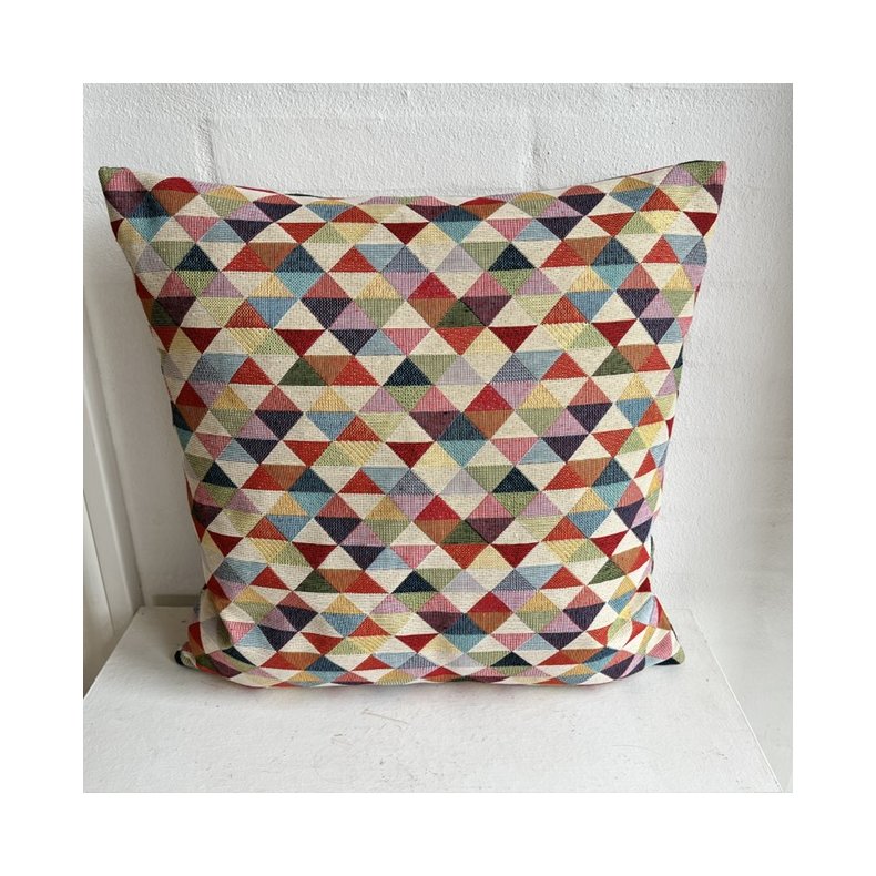 Pude , sofapude , designpude i gobelin med farvestr�lende trekanter p� en lys bund.