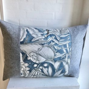 Pude/ sofapude/designpude i lysgr� uld med et midterstykke i bomuld. 