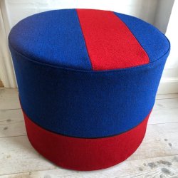 Puf i rdt og blt Kvadrat stof. Vendbar.