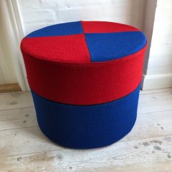 Puf i rdt og blt Kvadrat stof. Vendbar.