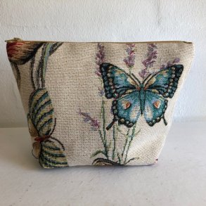 Kosmetikpung-makeup  taske i et lyst stof med farvestrlende sommerfugle og blomster.