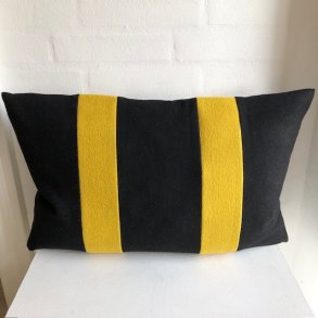 Pude , sofapude , designpude i sort uld med to striber i gult Kvadratstof.
