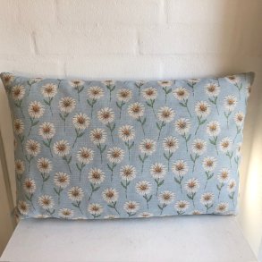 Pude/ sofapude  i gobelin stof med lys bl� bund og sm� Margueritter.