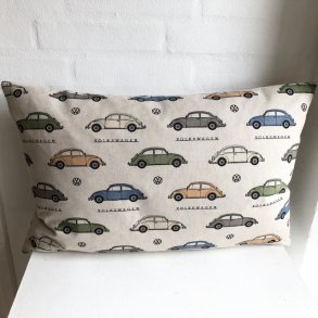 Pude/ sofapude /designpude i lyst beige stof med motiver af biler.