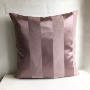 Pude/ sofapude /designpude i sart rosa farve med striber.