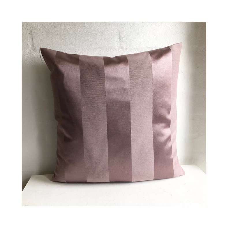 Pude/ sofapude /designpude i sart rosa farve med striber.