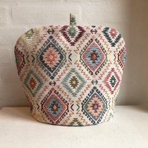 Tehtte , tevarmer i lys gobelin med et mnster i mange forskellige pastel farver.