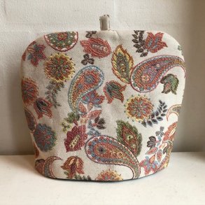 Tehtte , tevarmer i en kraftig gobelin med lys bund og med paisley mnster i pastel farver.