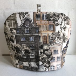  Tehtte / tevarmer i lyst kologisk bomuld med Byhuse.