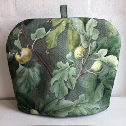 Tehtte i bomuldsstof i grnne farver med motiver af figner.