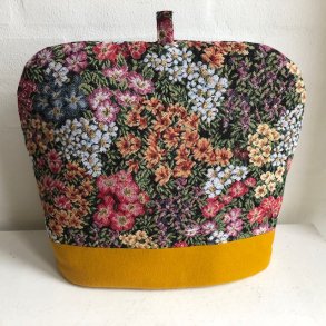 Tehtte i gobelin stof med blomster og gul uld.