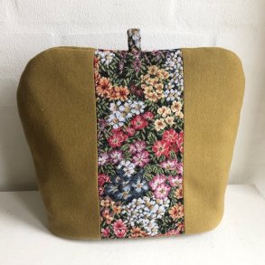 Tehtte i gobelin stof med blomster og vissengrn uld.