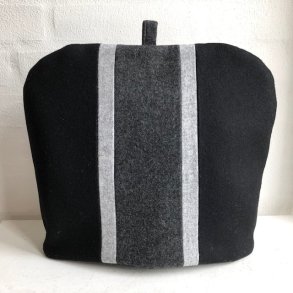 Tehtte sort uld med striber i gr uld.